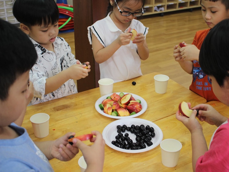 Lớp học cắt tỉa trái cây tại Trường Mầm non Quốc tế Sài Gòn Academy